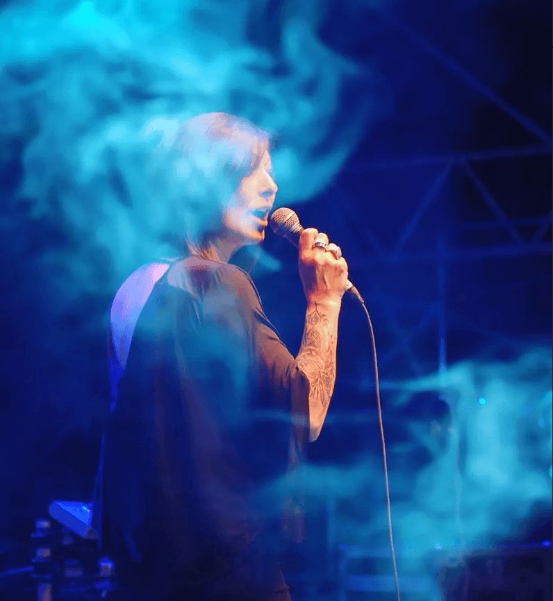 Flavia Hattemer en vivo interpretando folklore argentino